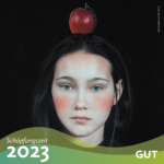 Gut - Schöpfungszeit 2023 - Bild: eine Frau mit einem Apfel auf dem Kopf