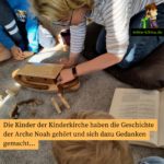 Die Kinder der Kinderkirche haben die Geschichte der Arche Noah gehört und sich dazu Gedanken gemacht... -Bild: Kinder spielen mit einer Arche und Tieren aus Holz