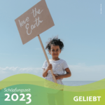 Schöpfungszeit 2023, Geliebt- Bild: Mädchen hält Schild mit dem Schriftzug "love the Earth"