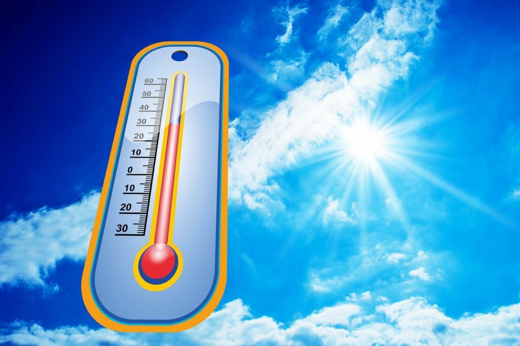 Thermometer vor sonnigem Himmel - Quelle: Image by Stefan Schweihofer from Pixabay