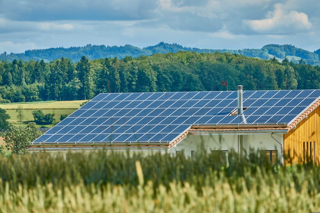 Hausdach mit Solarplatten
