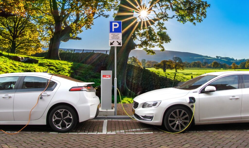 Zwei Elektroautos beim laden