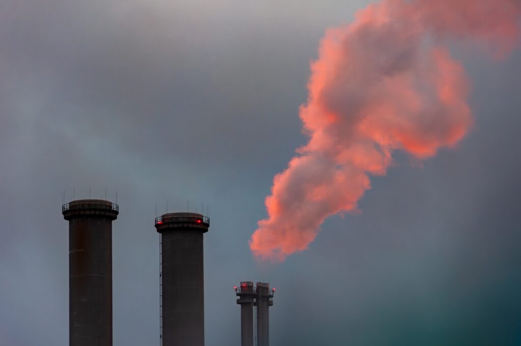 Rauchwolken aus Industrieschornstein